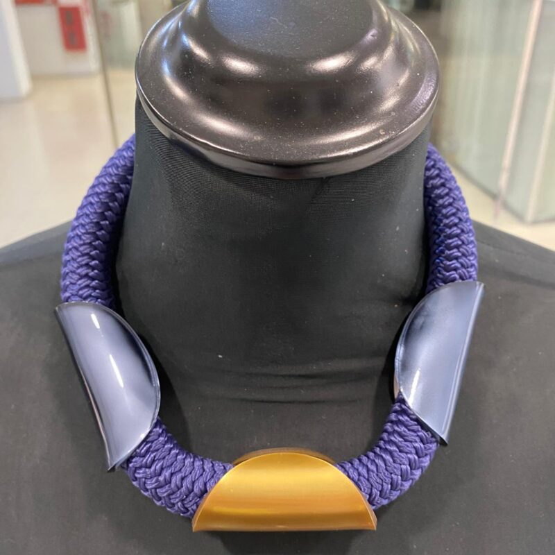 Colar azul com dourado