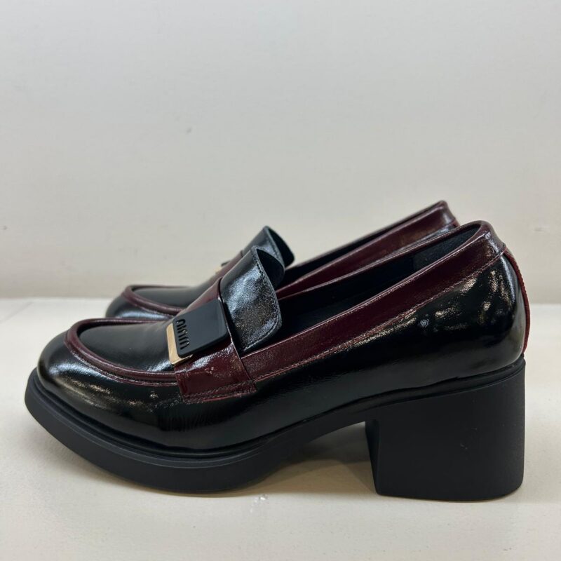 SAPATO VERNIZ PRETO E BORDÔ