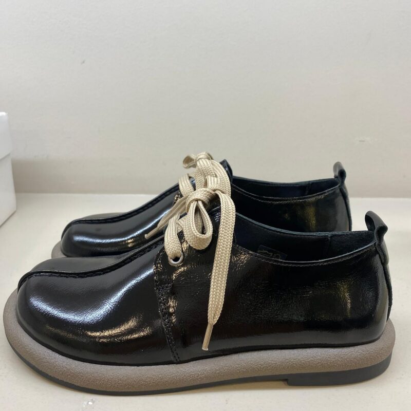 SAPATO PRETO COM CORDÃO BEJE